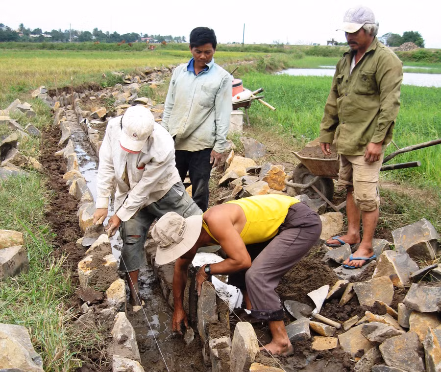 Xã Ia Ma Rơn (huyện Ia Pa) thi công kênh mương nội đồng. Ảnh: Trần Đức