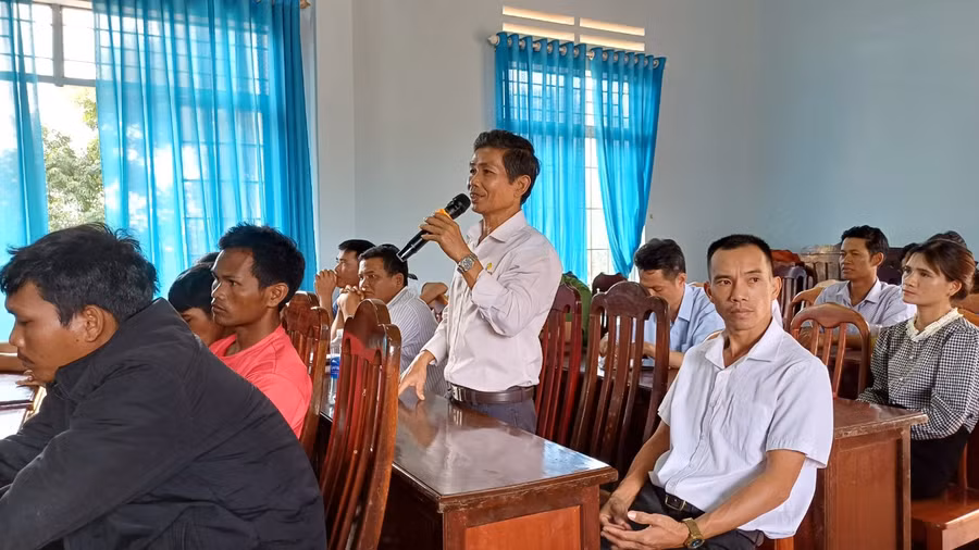 Cử tri xã Ia Hlốp (huyện Chư Sê) phản ánh nhiều vấn đề liên quan đời sống dân sinh. Ảnh: Anh Quân Cử tri xã Ia Hlốp (huyện Chư Sê) phản ánh nhiều vấn đề liên quan đời sống dân sinh. Ảnh: Anh Quân