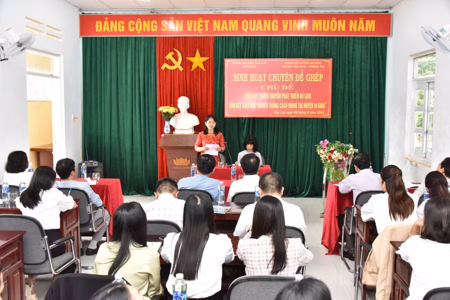 Quang cảnh buổi sinh hoạt chuyên đề ghép giữa Chi bộ 3 (Đảng bộ Báo Gia Lai) và Chi bộ Văn hóa-Thông tin (Đảng bộ huyện Ia Grai). Ảnh: Đ.T