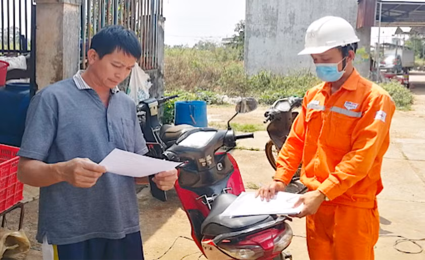 Nhân viên Công ty Điện lực Gia Lai tới từng hộ dân để tuyên truyền tiết kiệm điện. Ảnh: K.N
