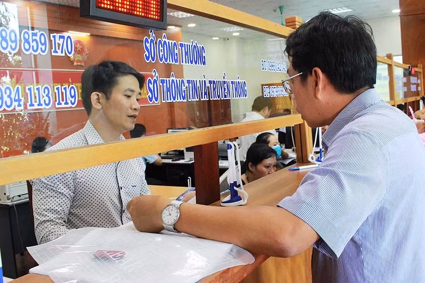 Người dân đến giao dịch tại Trung tâm Phục vụ hành chính công tỉnh. Ảnh tư liệu