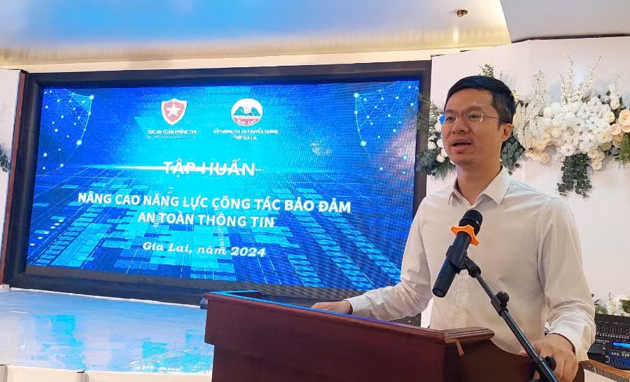 Ông Trần Đăng Khoa-Phó Cục trưởng Cục an toàn thông tin (Bộ Thông tin và Truyền thông) khai mạc lớp tập huấn. Ảnh: Trần Đức