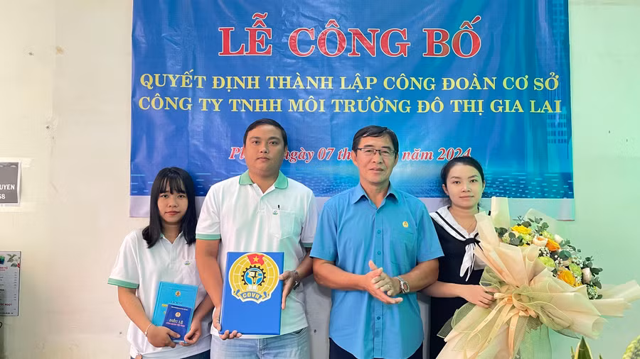 Chủ tịch LĐLĐ TP. Pleiku Đỗ Xuân Quý chúc mừng Ban Chấp hành CĐCS Công ty TNHH Môi trường Đô thị Gia Lai. Ảnh: Bá Bính