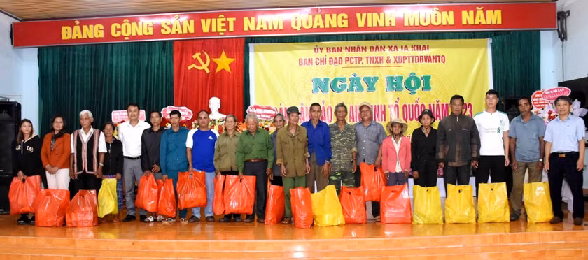Lãnh đạo xã Ia Khai và doanh nghiệp đứng chân trên địa bàn tặng quà cho các điển hình tiên tiến trong phong trào toàn dân bảo vệ an ninh Tổ quốc. Ảnh: Mai Lương