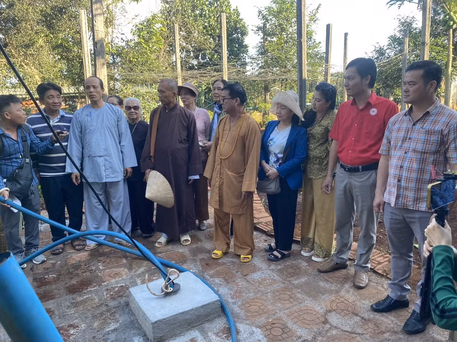 Đoàn công tác nghiệm thu và bàn giao giếng khoan cho Trường Mẫu giáo Hoa Lan, xã Chư Pơng, huyện Chư Sê. Ảnh: H.N