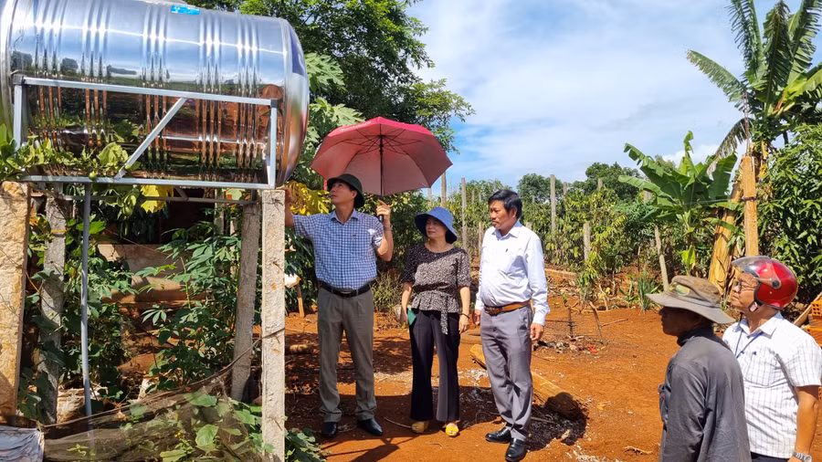 Đoàn giám sát kiểm tra việc sử dụng bồn chứa nước được cấp tại xã Đak Djrăng, huyện mang Yang. Ảnh Hà Phương