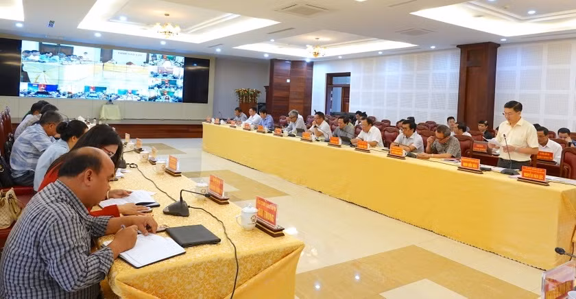 Quang cảnh hội nghị trực tuyến toàn tỉnh triển khai Nghị quyết kỳ họp thứ 15 HĐND tỉnh khóa XII (nhiệm kỳ 2021-2026). Ảnh Mộc Trà