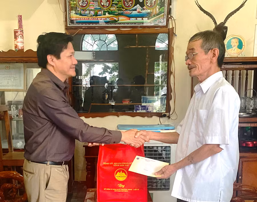Phó Chủ tịch Thường trực HĐND tỉnh Trương Văn Đạt thăm, tặng quà thương binh Nguyễn Hữu Hành (Bôn Hoai, xã Chư Băh). Ảnh: Nguyễn Sang