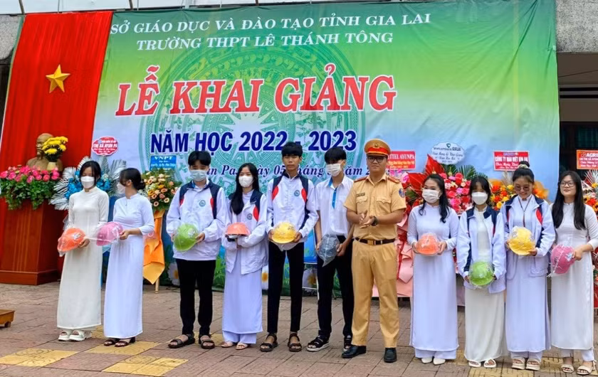 Phòng Cảnh sát Giao thông Công an tỉnh tặng mũ bảo hiểm cho học sinh Trường THPT Lê Thánh Tông, thị xã Ayun Pa. Ảnh: Lê Anh