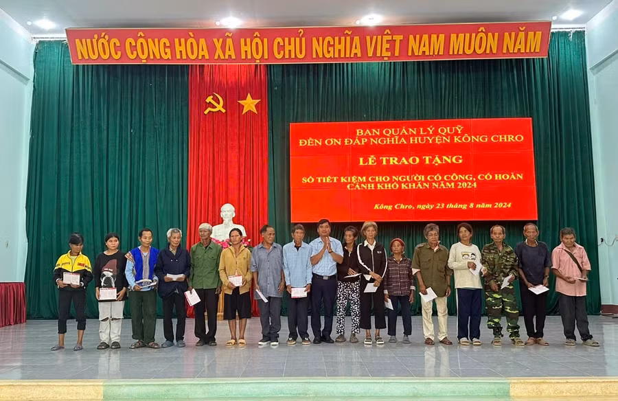 Lãnh đạo UBND huyện Kông Chro trao sổ tiết kiệm cho các gia đình chính sách, người có công. Ảnh: Thúy Ngọ