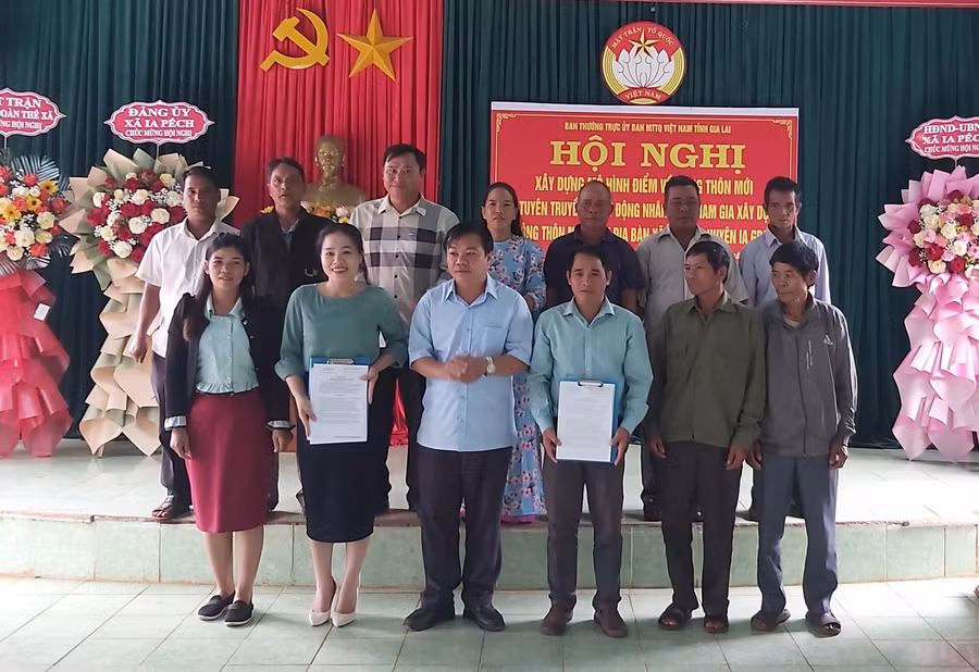 Ban vận động mô hình điểm về nông thôn mới xã Ia Pếch ra mắt tại hội nghị. Ảnh: Ngọc Anh