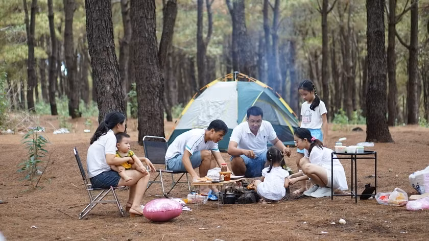 Nhiều gia đình lựa chọn khu vực đồi thông xã Ia Dêr (huyện Ia Grai) để cắm trại trong dịp cuối tuần. Ảnh: Phương Vi