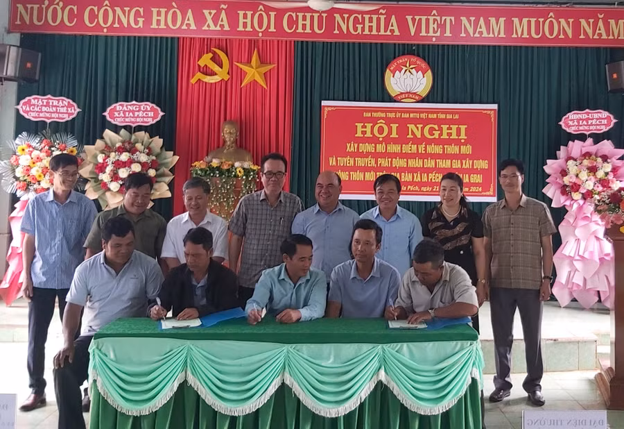 Đại diện các hộ gia đình, khu dân cư trên địa bàn xã Ia Pếch ký cam kết tham gia xây dựng nông thôn mới. Ảnh: Ngọc Anh