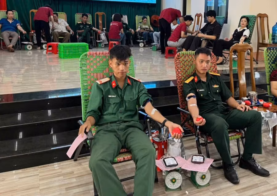 Đông đảo cán bộ, chiến sĩ lực lượng vũ trang, tình nguyện viên Chữ thập đỏ và người dân huyện Mang Yang tham gia hiến máu. Ảnh: Hồng Ngọc