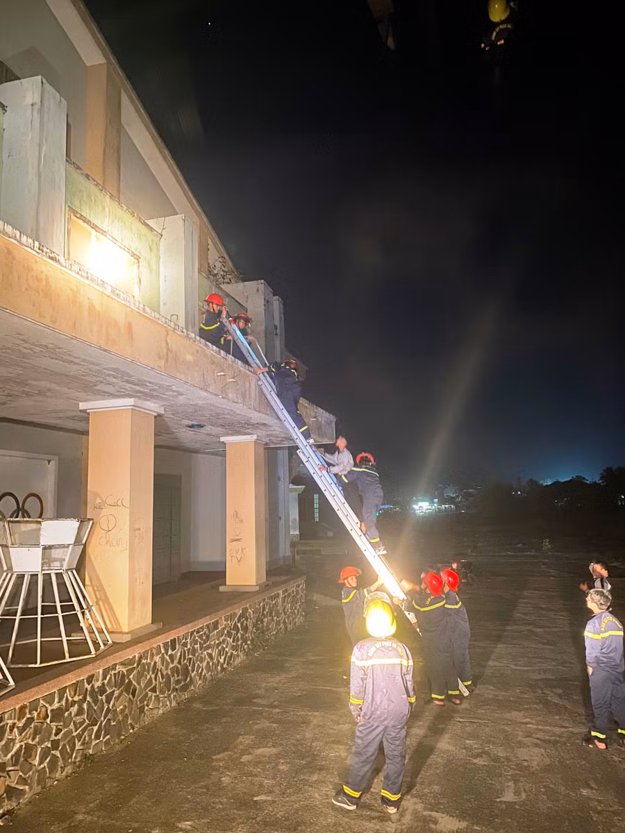 Đội Chữa cháy và cứu nạn cứu hộ (CNCH) khu vực An Khê giải cứu thành công 1 học sinh bị kẹt trên sân thượng Nhà thi đấu Hội trường 23/3, phường An Tân. Ảnh: T.T