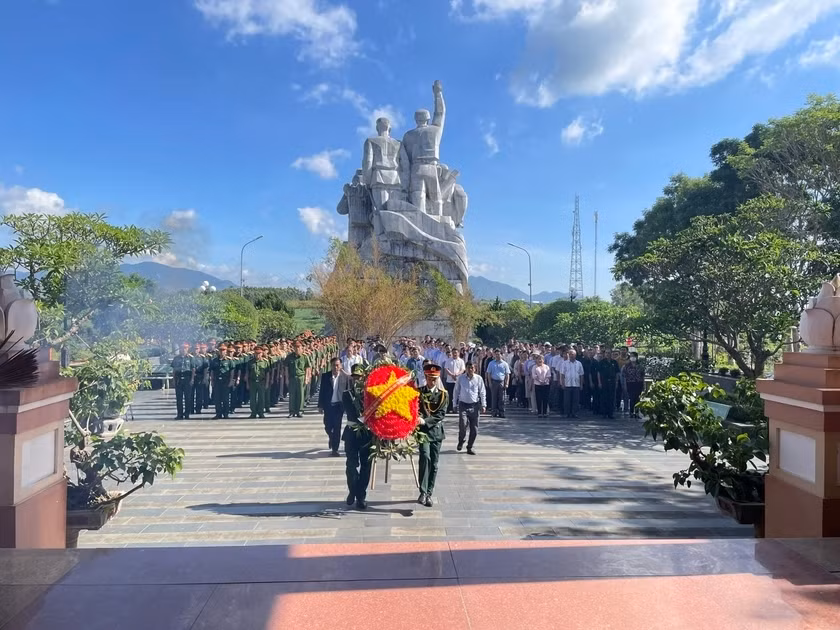 Cán bộ, Nhân dân huyện Đak Pơ và các cựu chiến binh Trung đoàn 96 dâng hoa tại Đền tưởng niệm liệt sĩ Đak Pơ nhân kỷ niệm 69 năm chiến thắng Đak Pơ (24/6/1954-24/6/2023). Ảnh: Tuyết Mai