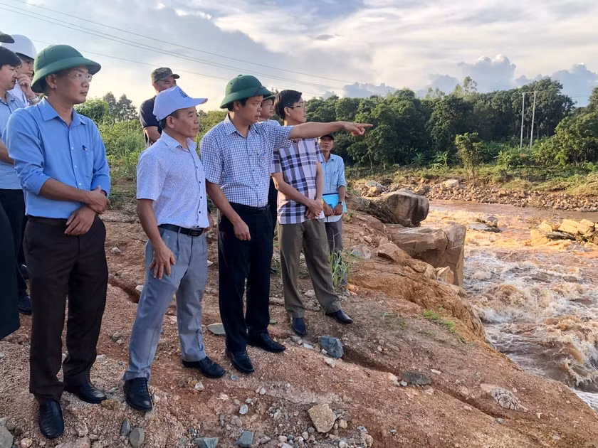 Phó Chủ tịch UBND tỉnh Nguyễn Hữu Quế (thứ 3 từ trái qua) kiểm tra sự sự cố vỡ đập Công trình Thuỷ điện Ia Glae 2 (xã Ia Ga, huyện Chư Prông). Ảnh: Lê Nam