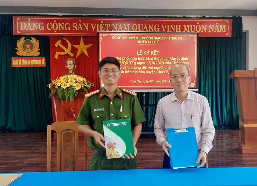 Trung tá Đào Hà Quân-Phó Trưởng Công an huyện và ông Nguyễn Đình Lý-Giám đốc Phòng Giao dịch Ngân hàng CSXH huyện Chư Sê ký kết quy chế phối hợp. Ảnh: H.V