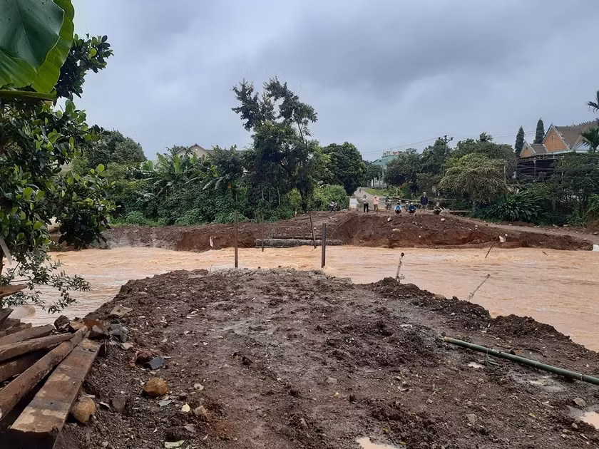 Đoạn đường đắp tạm bị nước cuốn trôi tại xã Bờ Ngoong, huyện Chư Sê. Ảnh: Nguyễn Diệp