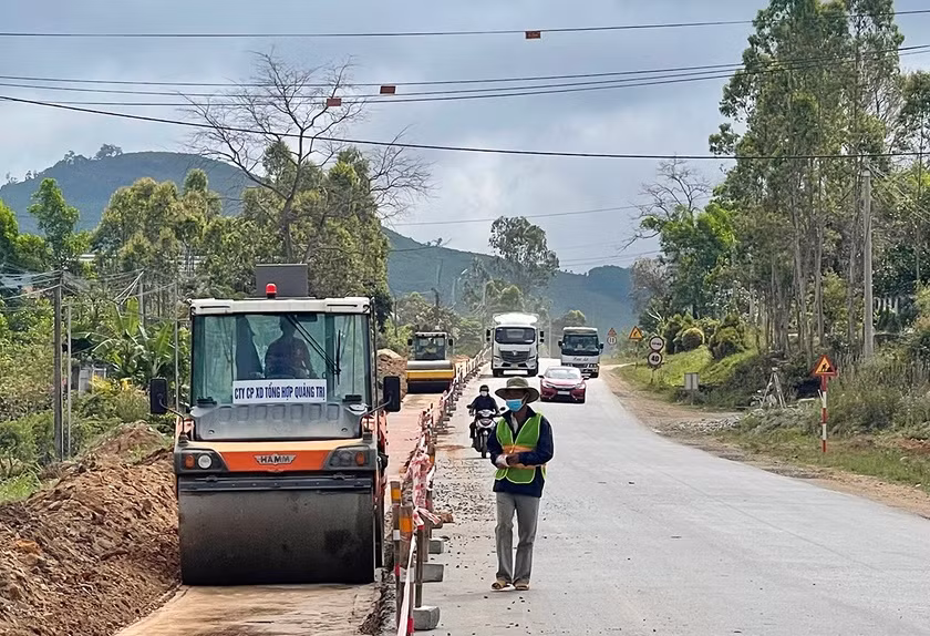 Thi công Dự án nâng cấp quốc lộ 19-đoạn qua thị xã An Khê. Ảnh: Minh Nguyễn