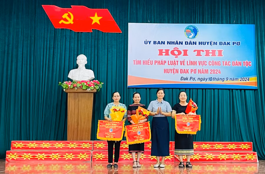 Ban tổ chức trao giải nhất, nhì, ba cho các đội thi. Ảnh: Nguyễn Hiền