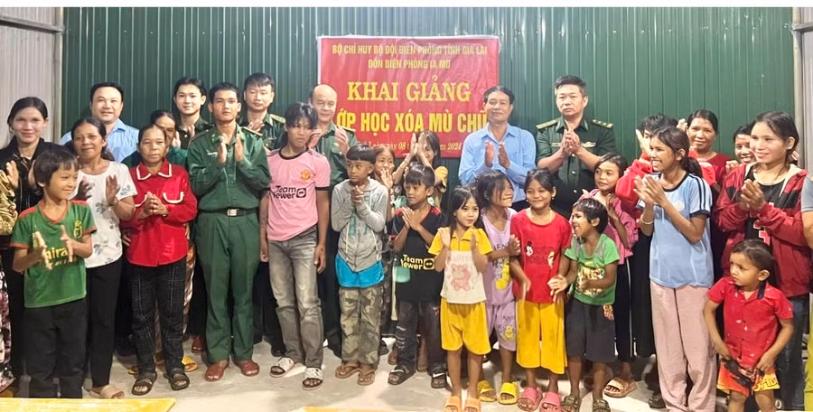 Buổi khai giảng lớp xóa mù vui tươi, đầm ấm. Ảnh: Kiên Quyết