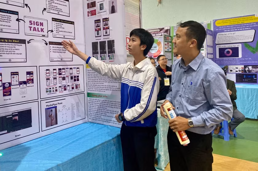 Em Trần Đăng Khoa (Trường THPT Mạc Đĩnh Chi, huyện Chư Păh) giới thiệu về dự án của mình đạt giải nhất tại Cuộc thi khoa học kỹ thuật cấp tỉnh học sinh trung học năm học 2022-2023. Ảnh: Mộc Trà
