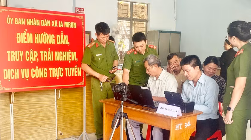 Ra mắt mô hình dịch vụ công trực tuyến tại xã Ia Ma Rơn, huyện Ia Pa. Ảnh: Mai Linh