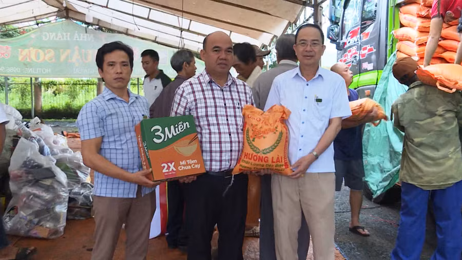 Phó Chủ tịch Ủy ban MTTQ Việt Nam tỉnh Gia Lai Siu Trung (hàng trước, thứ 2 từ trái sang) tiếp nhận thêm 20 tấn gạo và 5.000 gói mì tôm từ đại diện Công ty cổ phần Tập đoàn Đức Long Gia Lai hỗ trợ đồng bào phía Bắc. Ảnh: Ngọc Anh Phó Chủ tịch Ủy ban MTTQ Việt Nam tỉnh Gia Lai Siu Trung (hàng trước, thứ 2 từ trái sang) tiếp nhận thêm 20 tấn gạo và 5.000 gói mì tôm từ đại diện Công ty cổ phần Tập đoàn Đức Long Gia Lai hỗ trợ đồng bào phía Bắc. Ảnh: Ngọc Anh