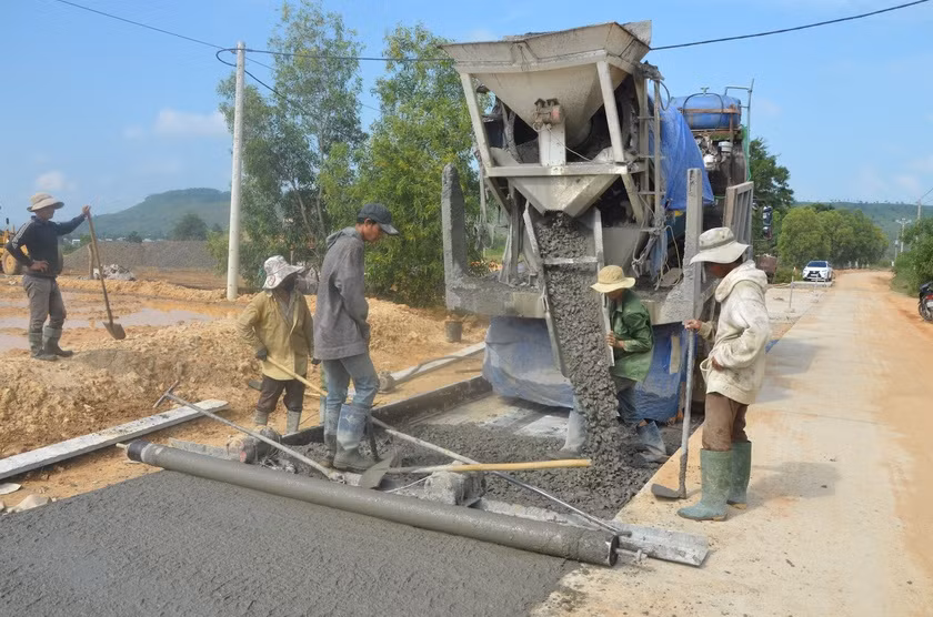 Bê tông hóa đường vào 4 làng Đồn thuộc vùng căn cứ cách mạng của xã Chư A Thai, huyện Phú Thiện. Ảnh: Trần Đức