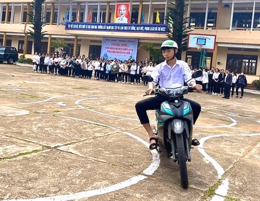 Học viên tập luyện để dự sát hạch cấp giấy phép lái xe hạng A1. Ảnh: Minh Phương