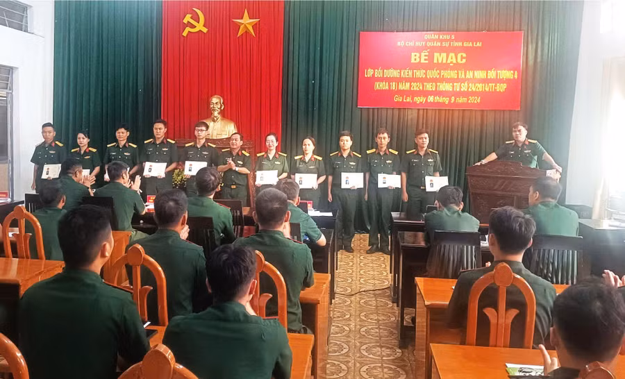 Ban tổ chức trao giấy chứng nhận hoàn thành chương trình bồi dưỡng kiến thức QP-AN đối tượng 4 cho các học viên. Ảnh: Huy Bắc