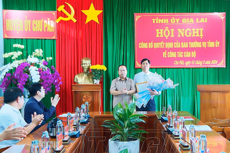 Phó Bí thư Thường trực Tỉnh ủy, Trưởng đoàn Đại biểu Quốc hội tỉnh Châu Ngọc Tuấn trao quyết định, tặng hoa chúc mừng đồng chí Trần Minh Sơn. Ảnh: H.P Phó Bí thư Thường trực Tỉnh ủy, Trưởng đoàn Đại biểu Quốc hội tỉnh Châu Ngọc Tuấn trao quyết định, tặng hoa chúc mừng đồng chí Trần Minh Sơn. Ảnh: H.P