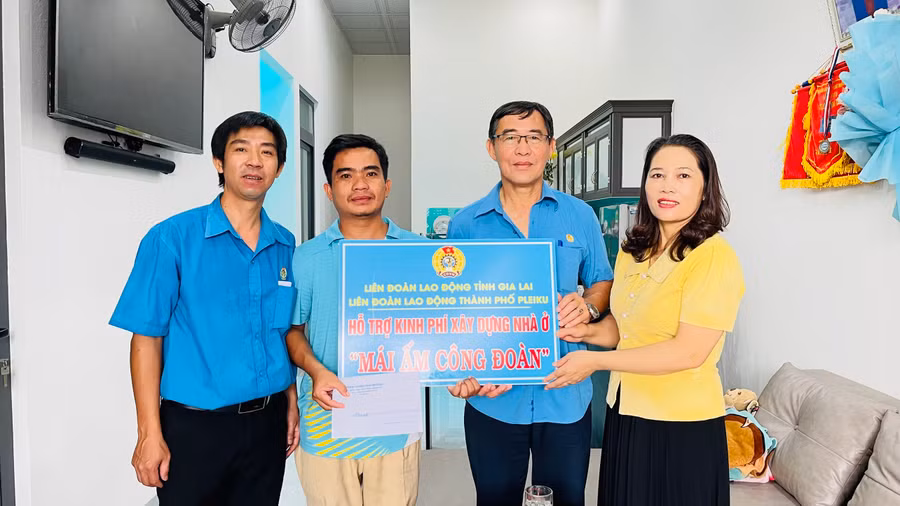 Lãnh đạo LĐLĐ TP. Pleiku trao kinh phí xây nhà "Mái ấm Công đoàn" cho đoàn viên khó khăn. Ảnh: Bá Bính