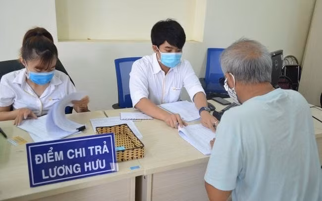 Người hưởng lương hưu, trợ cấp BHXH và trợ cấp hàng tháng sẽ được truy lĩnh phần tăng thêm của tháng 7 và 8 trong tháng 9-2023. Ảnh nguồn NDO
