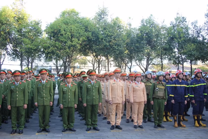 Lực lượng Công an tỉnh tham dự lễ ra quân trấn áp tội phạm dịp Tết Nguyên đán Giáp Thìn 2024. Ảnh: T.D