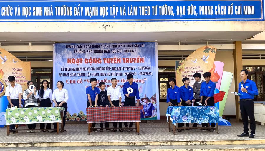 Các em học sinh hào hứng tham gia hoạt động tuyên truyền. Ảnh: Hà Thành
