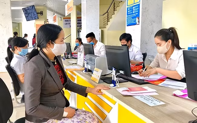 Người dân làm TTHC tại Trung tâm Phục vụ hành chính công tỉnh. Ảnh: HÀ DUY