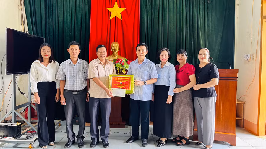 Chủ tịch UBND TP. Pleiku Đỗ Việt Hưng (thứ 4 từ phải sang) thăm cơ sở cách mạng Khu 9 (xã Gào). Ảnh: Bá Bính