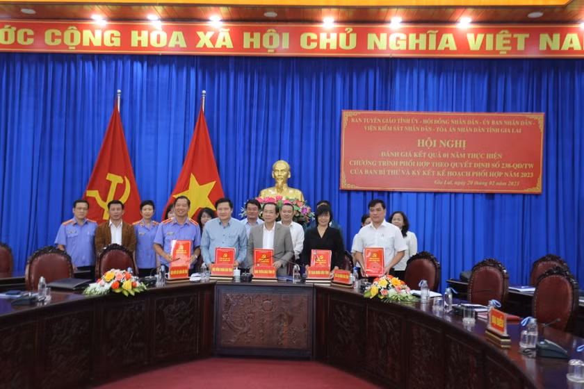 Các cơ quan đã ký kết kế hoạch phối hợp năm 2023. Ảnh: Văn Ngọc