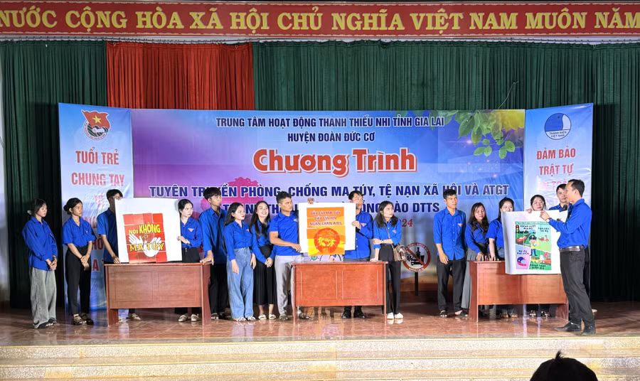 Các bạn ĐVTN tham gia trò chơi thi ghép tranh và trả lời câu hỏi trắc nghiệm tìm hiểu về ma túy, tác hại của ma túy và tệ nạn xã hội. Ảnh: Hà Thành