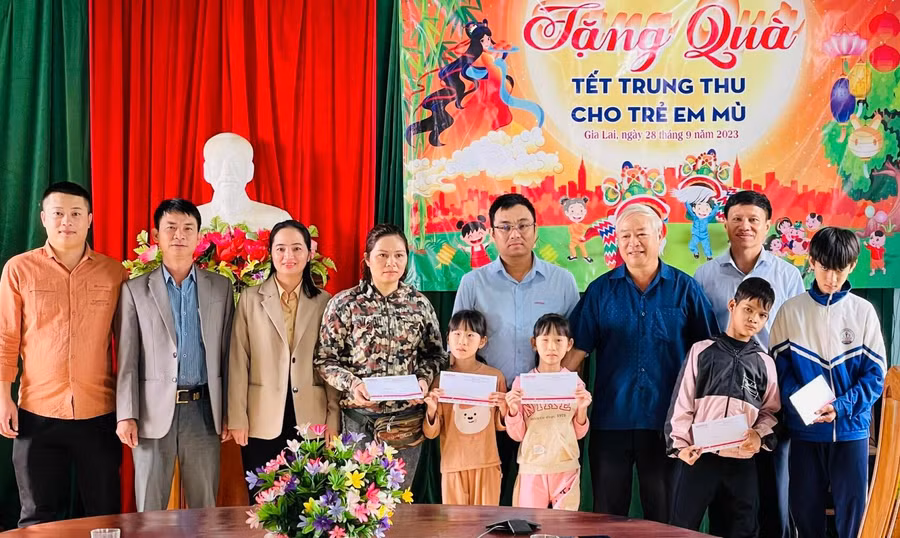 Ông Nguyễn Văn Hùng (thứ 4 từ phải sang)-Chủ tịch Hội Người mù tỉnh và đại diện Viettel Gia Lai tặng quà Trung thu cho trẻ em khiếm thị tại xã Hải Yang, huyện Đak Đoa. Ảnh: Nhất Phương