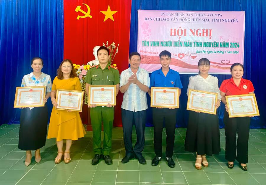 Trao giấy khen của Chủ tịch UBND thị xã Ayun Pa cho 6 tập thể tiêu biểu trong phong trào hiến máu tình nguyện năm 2024. Ảnh: Nguyễn Sang