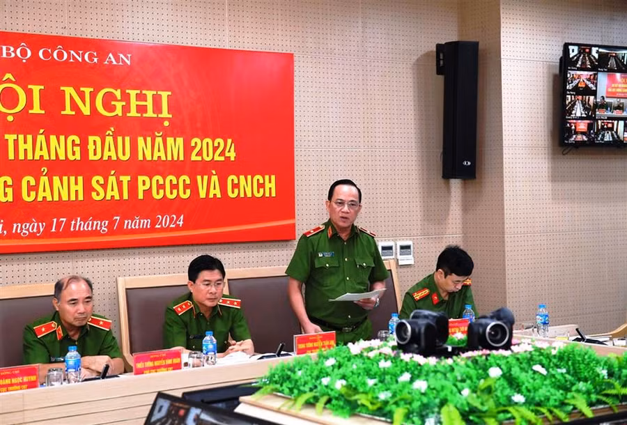 Trung tướng Nguyễn Tuấn Anh-Cục trưởng Cảnh sát PCCC và CNCH (Bộ Công an) chủ trì hội nghị tại điểm cầu trung tâm (TP. Hà Nội). Ảnh: T.T