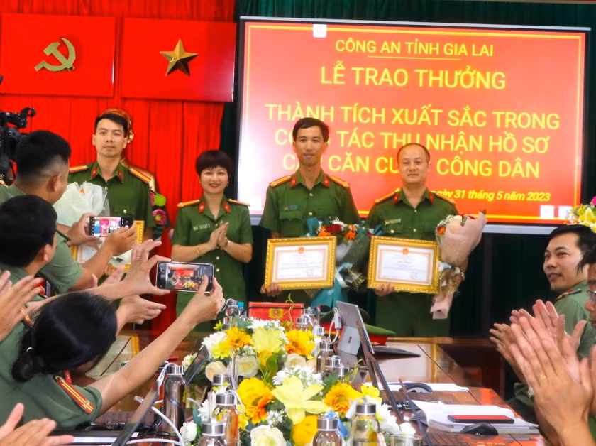 Thay mặt Giám đốc Công an tỉnh, Trung tá Ksor H’Bơ Khắp-Phó Giám đốc Công an tỉnh Gia Lai trao giấy khen cho các tập thể Công an thị xã An Khê. Ảnh: Ngọc Minh