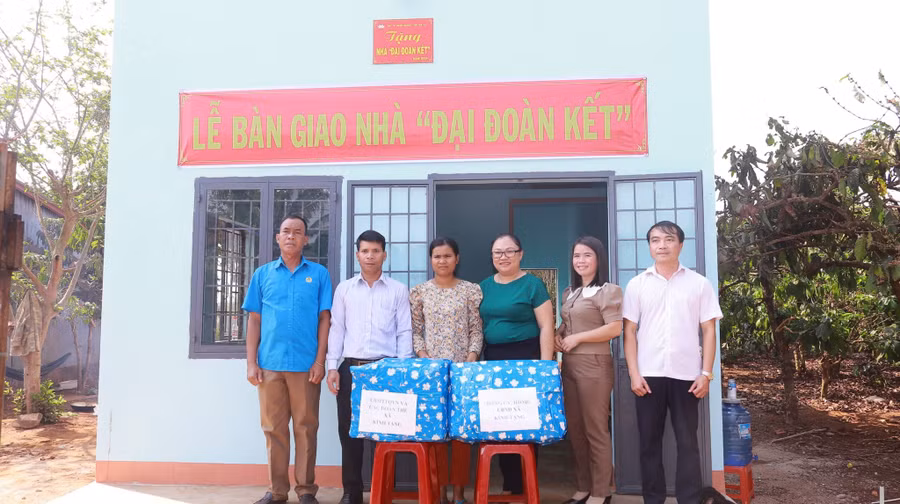Đại diện lãnh đạo các đơn vị liên quan bàn giao nhà “Đại đoàn kết” cho gia đình bà K’Pă H’Ly. Ảnh:Ngọc Anh