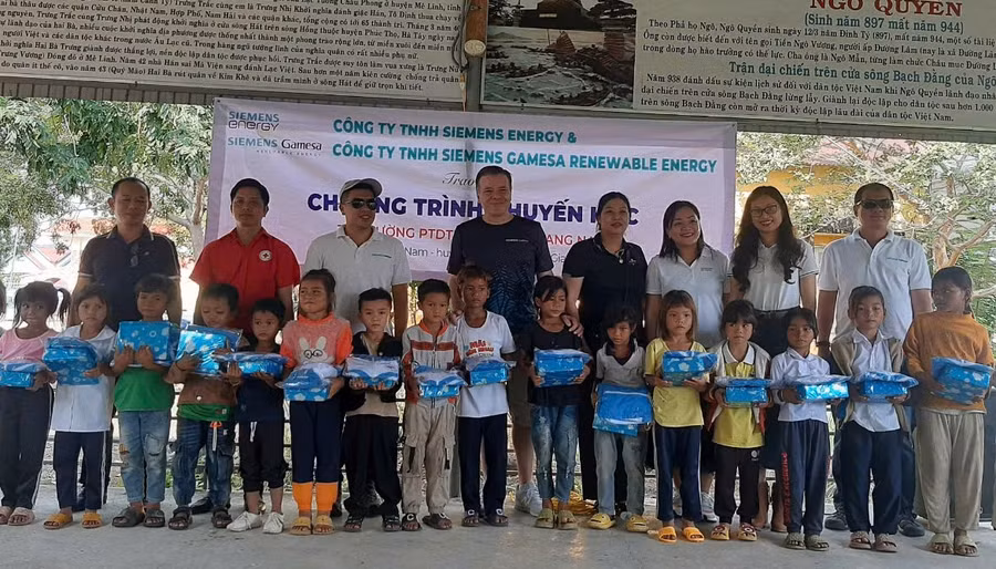Đoàn công tác tặng quà cho học sinh nghèo, khó khăn Trường Phổ thông Dân tộc Bán trú Tiểu học và THCS Yang Nam, Kông Chro. Ảnh: Hồng Ngọc