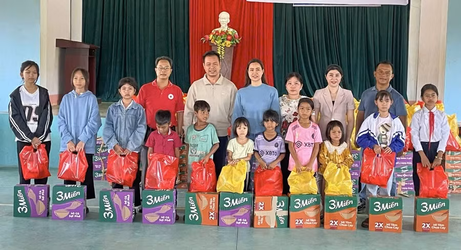 Đoàn công tác tặng quà cho học sinh nghèo, khó khăn trên địa bàn xã Đak Jơ Ta, Mang Yang. Ảnh: Hồng Ngọc