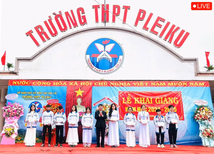 Đồng chí Trịnh Duy Thuân-Ủy viên Ban Thường vụ Tỉnh ủy, Bí thư Thành ủy, Chủ tịch HĐND TP. Pleiku tặng học bổng Nay Der cho học sinh của trường. Ảnh: Hồng Thương