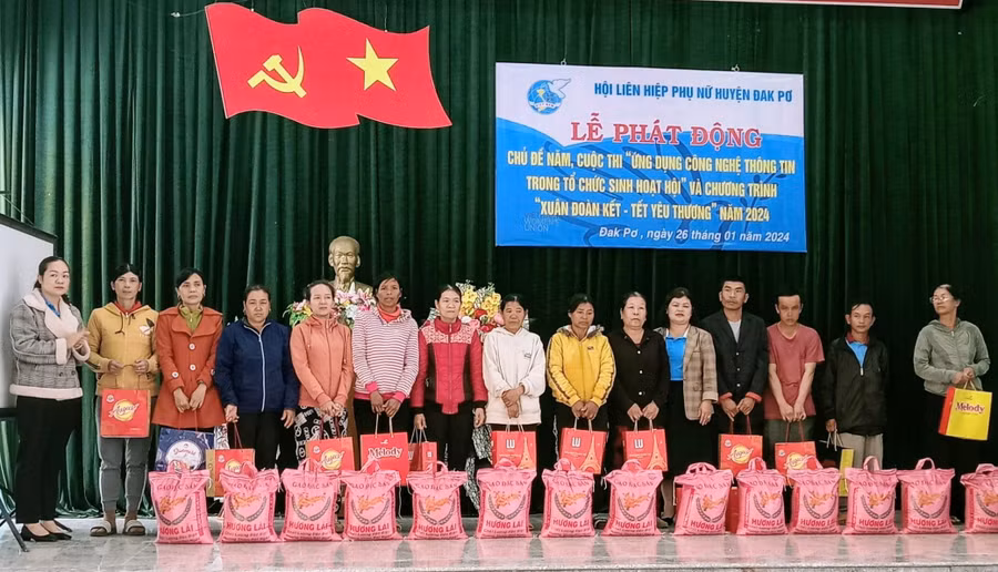 Hội Liên hiệp phụ nữ huyện Đak Pơ tặng quà Tết cho gia đình hội viên, phụ nữ nghèo. Ảnh: Minh Vy Hội Liên hiệp phụ nữ huyện Đak Pơ tặng quà Tết cho gia đình hội viên, phụ nữ nghèo. Ảnh: Minh Vy